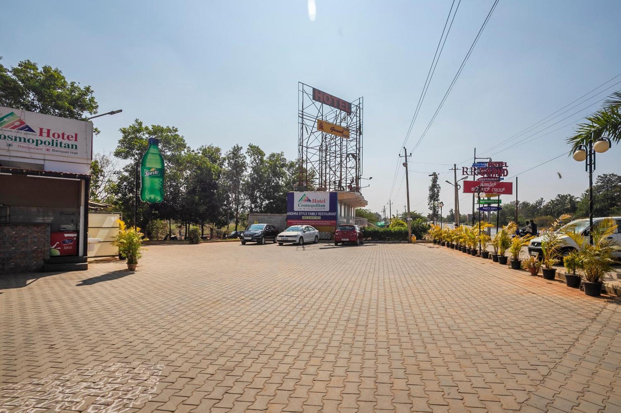 Отель Collection O Cosmopolitan Devanahalli Экстерьер фото